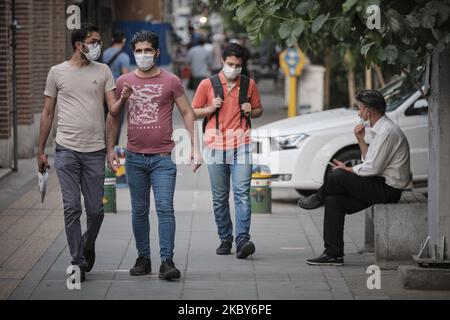 Gli uomini iraniani che indossano maschere protettive camminano lungo un viale nel quartiere degli affari di Teheran in mezzo alla nuova epidemia di coronavirus (COVID-19) in Iran, il 5 luglio 2020. (Foto di Morteza Nikoubazl/NurPhoto) Foto Stock