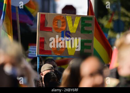 Attivisti pro-LGBT e loro sostenitori durante l'annuale Katowice Equality marzo 2020. Il 5 settembre 2020, a Katowice, Voivodato silesiano, Polonia. (Foto di Artur Widak/NurPhoto) Foto Stock