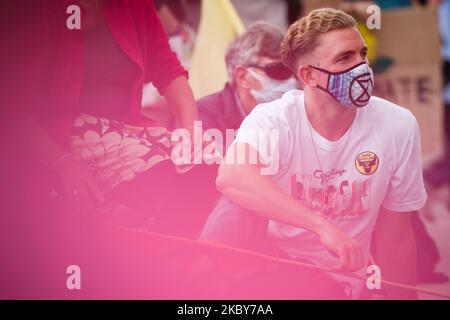 Un uomo indossa una maschera facciale recante il logo del movimento attivista per il cambiamento climatico Extinction Rebellion in una 'assemblea del popolo' in scena dal gruppo a Trafalgar Square a Londra, Inghilterra, il 5 settembre 2020. L'evento è stato poi disaggregato dalla polizia sotto il potere del coronavirus che limita le riunioni ad appena 30 persone, con alcuni attivisti arrestati per essersi rifiutati di disperdersi. (Foto di David Cliff/NurPhoto) Foto Stock