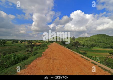 Le nubi monsoniche si raccolgono nel cielo sulle colline di Akeda Dungari, a Jaipur, Rajasthan, India, il 05 settembre 2020.(Foto di Vishal Bhatnagar/NurPhoto) (Foto di Vishal Bhatnagar/NurPhoto) Foto Stock