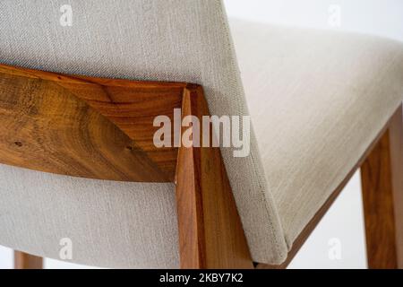 Particolare di un giunto in legno incollato di una gamba per sedie. Il materiale utilizzato per lo sgabello è il legno di ciliegio Foto Stock