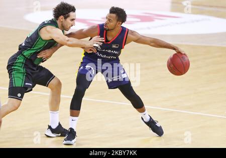 Clevin Hannah e Ferran Bassas durante la partita tra Morabanc Andorra e Joventut Badalona, corrispondente alla semifinale della Catalan Basketball League, giocata al Palau Blaugrana, il 04th settembre 2020, a Barcellona, Spagna. (Foto di Joan Valls/Urbanandsport/NurPhoto) Foto Stock