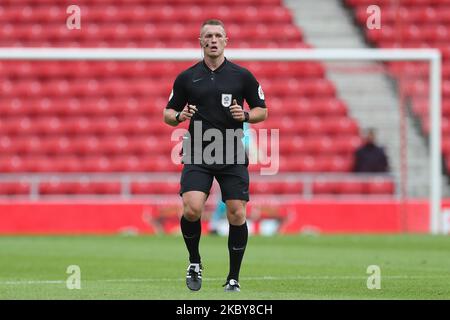 L'arbitro della partita, Thomas Bramall durante la partita di Coppa Carabao tra Sunderland e Hull City allo Stadio di luce, Sunderland. (Foto di Mark Fletcher/MI News/NurPhoto) Foto Stock