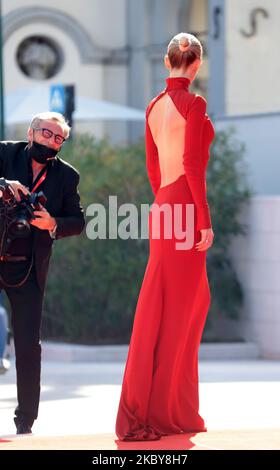 Vanessa Kirby cammina sul tappeto rosso davanti al film "pezzi di una donna" al 77th° Festival di Venezia il 05 settembre 2020 a Venezia. (Foto di Matteo Chinellato/NurPhoto) Foto Stock