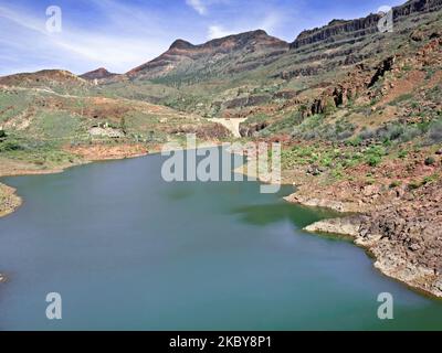 A sud di Gran Canaria, nascosto tra due gole, si trova il villaggio di Ayagaures sul grande serbatoio omonimo a circa 490 metri di altezza Foto Stock