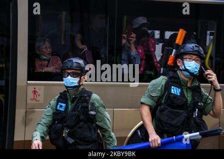 Polizia di Hong Kong in attesa mentre i residenti passano su un autobus durante le dimostrazioni di strada, Giordania, Hong Kong 6th settembre 2020 (Foto di Tommy Walker/NurPhoto) Foto Stock