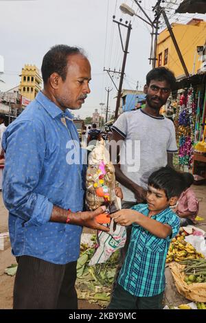 Tamil Indù acquistare piccoli idoli di argilla di Lord Ganesha (Lord Ganesh) durante il festival di Ganesh Chaturthi a Pondicherry (Puducherry), Tamil Nadu, India il 26 agosto 2017. Ganesh Chaturthi (noto anche come Vinayaka Chaturthi) è un festival indù che celebra l'arrivo di Ganesh sulla terra da Kailash Parvat con sua madre Dea Parvati. Il festival è segnato con l'installazione di Ganesh idoli argilla privatamente in case e pubblicamente su elaborati pandali (templi temporanei lungo la strada). (Foto di Creative Touch Imaging Ltd./NurPhoto) Foto Stock