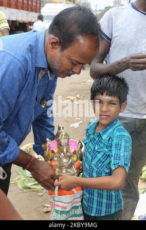 Tamil Indù acquistare piccoli idoli di argilla di Lord Ganesha (Lord Ganesh) durante il festival di Ganesh Chaturthi a Pondicherry (Puducherry), Tamil Nadu, India il 26 agosto 2017. Ganesh Chaturthi (noto anche come Vinayaka Chaturthi) è un festival indù che celebra l'arrivo di Ganesh sulla terra da Kailash Parvat con sua madre Dea Parvati. Il festival è segnato con l'installazione di Ganesh idoli argilla privatamente in case e pubblicamente su elaborati pandali (templi temporanei lungo la strada). (Foto di Creative Touch Imaging Ltd./NurPhoto) Foto Stock