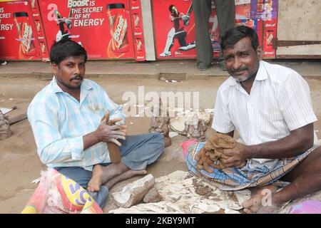 Gli artigiani Tamil creano piccoli idoli di argilla di Lord Ganesha (Lord Ganesh) lungo la strada durante il festival di Ganesh Chaturthi a Pondicherry (Puducherry), Tamil Nadu, India il 26 agosto 2017. Ganesh Chaturthi (noto anche come Vinayaka Chaturthi) è un festival indù che celebra l'arrivo di Ganesh sulla terra da Kailash Parvat con sua madre Dea Parvati. Il festival è segnato con l'installazione di Ganesh idoli argilla privatamente in case e pubblicamente su elaborati pandali (templi temporanei lungo la strada). (Foto di Creative Touch Imaging Ltd./NurPhoto) Foto Stock