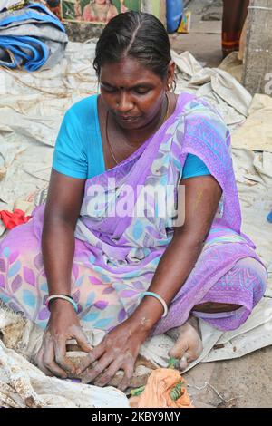 Tamil donna che crea piccoli idoli di argilla di Lord Ganesha (Lord Ganesh) lungo la strada durante il festival di Ganesh Chaturthi a Pondicherry (Puducherry), Tamil Nadu, India il 26 agosto 2017. Ganesh Chaturthi (noto anche come Vinayaka Chaturthi) è un festival indù che celebra l'arrivo di Ganesh sulla terra da Kailash Parvat con sua madre Dea Parvati. Il festival è segnato con l'installazione di Ganesh idoli argilla privatamente in case e pubblicamente su elaborati pandali (templi temporanei lungo la strada). (Foto di Creative Touch Imaging Ltd./NurPhoto) Foto Stock