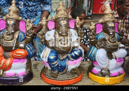 Piccoli idoli di argilla di Lord Ganesha (Lord Ganesh) in vendita lungo la strada durante il festival di Ganesh Chaturthi a Pondicherry (Puducherry), Tamil Nadu, India il 26 agosto 2017. Ganesh Chaturthi (noto anche come Vinayaka Chaturthi) è un festival indù che celebra l'arrivo di Ganesh sulla terra da Kailash Parvat con sua madre Dea Parvati. Il festival è segnato con l'installazione di Ganesh idoli argilla privatamente in case e pubblicamente su elaborati pandali (templi temporanei lungo la strada). (Foto di Creative Touch Imaging Ltd./NurPhoto) Foto Stock