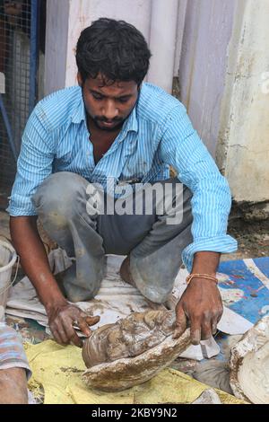 L'artigiano Tamil tiene una muffa riempita di argilla mentre crea un piccolo idoli di argilla di Lord Ganesha (Lord Ganesh) in un laboratorio durante il festival di Ganesh Chaturthi a Pondicherry (Puducherry), Tamil Nadu, India il 26 agosto 2017. Ganesh Chaturthi (noto anche come Vinayaka Chaturthi) è un festival indù che celebra l'arrivo di Ganesh sulla terra da Kailash Parvat con sua madre Dea Parvati. Il festival è segnato con l'installazione di Ganesh idoli argilla privatamente in case e pubblicamente su elaborati pandali (templi temporanei lungo la strada). (Foto di Creative Touch Imaging Ltd./NurPh Foto Stock