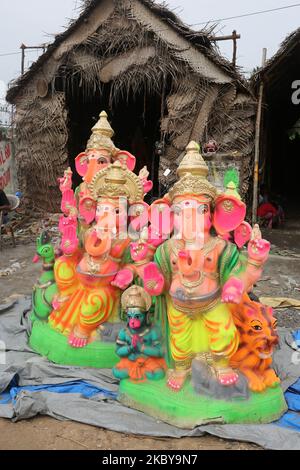 Grandi idoli di argilla del Signore Ganesha (Signore Ganesh) ad un laboratorio di idolo durante il festival di Ganesh Chaturthi a Kaddalur, Tamil Nadu, India il 26 agosto 2017. Ganesh Chaturthi (noto anche come Vinayaka Chaturthi) è un festival indù che celebra l'arrivo di Ganesh sulla terra da Kailash Parvat con sua madre Dea Parvati. Il festival è segnato con l'installazione di Ganesh idoli argilla privatamente in case e pubblicamente su elaborati pandali (templi temporanei lungo la strada). (Foto di Creative Touch Imaging Ltd./NurPhoto) Foto Stock