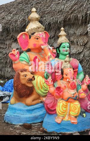 Grandi idoli di argilla del Signore Ganesha (Signore Ganesh) ad un laboratorio di idolo durante il festival di Ganesh Chaturthi a Kaddalur, Tamil Nadu, India il 26 agosto 2017. Ganesh Chaturthi (noto anche come Vinayaka Chaturthi) è un festival indù che celebra l'arrivo di Ganesh sulla terra da Kailash Parvat con sua madre Dea Parvati. Il festival è segnato con l'installazione di Ganesh idoli argilla privatamente in case e pubblicamente su elaborati pandali (templi temporanei lungo la strada). (Foto di Creative Touch Imaging Ltd./NurPhoto) Foto Stock