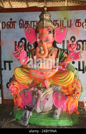 Grande idolo di argilla del Signore Ganesha (Signore Ganesh) ad un laboratorio di idolo durante il festival di Ganesh Chaturthi a Kaddalur, Tamil Nadu, India il 26 agosto 2017. Ganesh Chaturthi (noto anche come Vinayaka Chaturthi) è un festival indù che celebra l'arrivo di Ganesh sulla terra da Kailash Parvat con sua madre Dea Parvati. Il festival è segnato con l'installazione di Ganesh idoli argilla privatamente in case e pubblicamente su elaborati pandali (templi temporanei lungo la strada). (Foto di Creative Touch Imaging Ltd./NurPhoto) Foto Stock