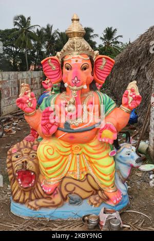 Grande idolo di argilla del Signore Ganesha (Signore Ganesh) ad un laboratorio di idolo durante il festival di Ganesh Chaturthi a Kaddalur, Tamil Nadu, India il 26 agosto 2017. Ganesh Chaturthi (noto anche come Vinayaka Chaturthi) è un festival indù che celebra l'arrivo di Ganesh sulla terra da Kailash Parvat con sua madre Dea Parvati. Il festival è segnato con l'installazione di Ganesh idoli argilla privatamente in case e pubblicamente su elaborati pandali (templi temporanei lungo la strada). (Foto di Creative Touch Imaging Ltd./NurPhoto) Foto Stock