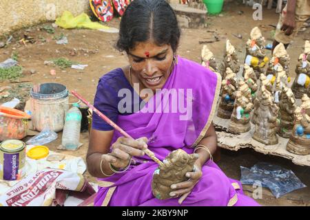 Tamil donna dipingere piccoli idoli di argilla di Lord Ganesha (Lord Ganesh) in un laboratorio di idolo lungo la strada durante il festival di Ganesh Chaturthi a Kaddalur, Tamil Nadu, India il 26 agosto 2017. Ganesh Chaturthi (noto anche come Vinayaka Chaturthi) è un festival indù che celebra l'arrivo di Ganesh sulla terra da Kailash Parvat con sua madre Dea Parvati. Il festival è segnato con l'installazione di Ganesh idoli argilla privatamente in case e pubblicamente su elaborati pandali (templi temporanei lungo la strada). (Foto di Creative Touch Imaging Ltd./NurPhoto) Foto Stock