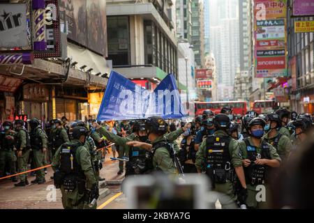 La polizia di Hong Kong dichiara le riunioni se la gente Mong Kok un'assemblea illegale. Il 6 settembre 2020 a Hong Kong, Cina. (Foto di Simon Jankowski/NurPhoto) Foto Stock