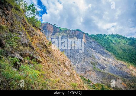 Paesaggio di montagne con foresta tropicale verde e strada al centro, alba nella giungla, con nuvole Foto Stock