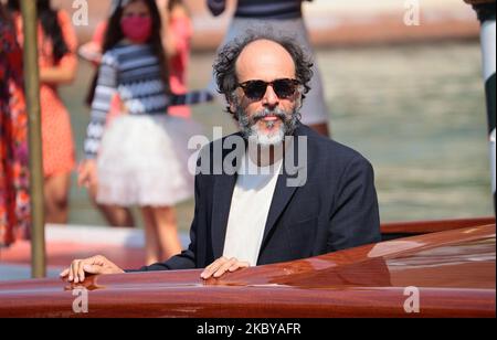 Luca Guadagnino è visto arrivare all'Excelsior durante il 77th° Festival del Cinema di Venezia, il 06 settembre 2020 a Venezia. (Foto di Matteo Chinellato/NurPhoto) Foto Stock