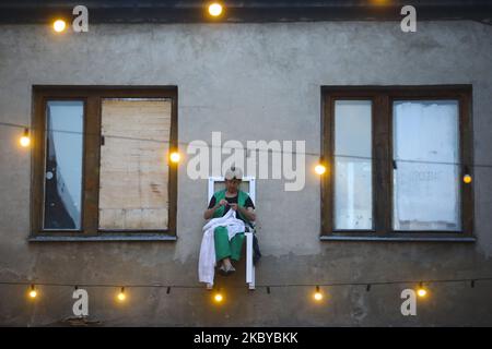 Gli artisti stanno eseguendo l'atto "X-Times People Chair" durante gli anni '33. ULICA Street Theatre Festival a Cracovia, Polonia il 5 settembre 2020. Durante lo spettacolo creato da Angie Hiesl e Roland Kaiser, gli esecutori senior siedono su sedie montate su edifici a pochi metri di altezza e conducono normali attività quotidiane. (Foto di Beata Zawrzel/NurPhoto) Foto Stock