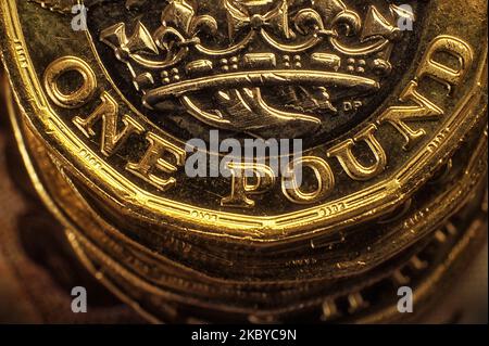 Primo piano dettaglio del British UK One Pound Coin sulla cima di un mucchio di monete. La nuova moneta bimetallica da una libbra è stata introdotta per la prima volta nel 2017. Foto Stock