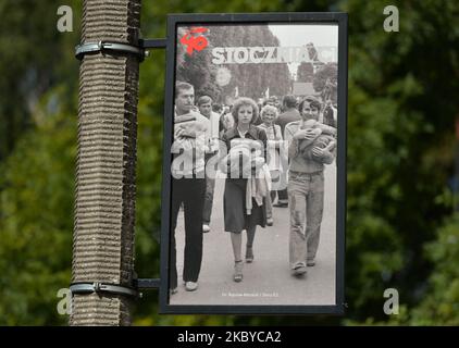 Una foto datata 1980 visto vicino al monumento ai lavoratori caduti cantiere del 1970 vicino Gdansk cantiere porta numero 2, il 40th ° anniversario dell'accordo di Danzica. Due celebrazioni separate dello stesso evento si sono svolte ancora una volta. L'ex leader della solidarietà Lech Waesa si è Unito ai partiti e alle organizzazioni polacche dell'opposizione per la celebrazione mattutina. Centinaia di membri della solidarietà provenienti da tutta la Polonia hanno partecipato alle celebrazioni pomeridiane ufficiali con il presidente Andrzej Duda e il primo ministro Mateusz Morawiecki. Lunedì 31 agosto 2020 a Danzica, Polonia. (Foto di Artur Widak/NurPho Foto Stock