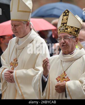 (L-R) Vescovo Ausiliare Wieslaw Szlachetka e Arcivescovo emerito Slawoj Leszek Glodz, visto all'ingresso della chiesa di San Brigida, nel 40th° anniversario dell'accordo di Danzica. Due celebrazioni separate dello stesso evento si sono svolte ancora una volta. L'ex leader della solidarietà Lech Waesa si è Unito ai partiti e alle organizzazioni polacche dell'opposizione per la celebrazione mattutina. Centinaia di membri della solidarietà provenienti da tutta la Polonia hanno partecipato alle celebrazioni pomeridiane ufficiali con il presidente Andrzej Duda e il primo ministro Mateusz Morawiecki. Lunedì 31 agosto 2020 a Danzica, Polonia. (Foto di Artur WID Foto Stock