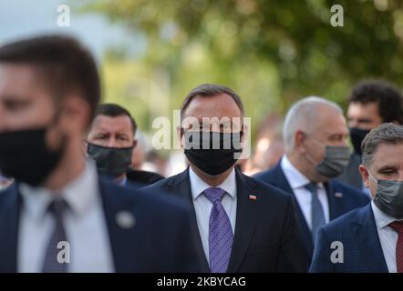 Il Presidente della Polonia Andrzej Duda (Centro) ha visto durante la marcia dalla porta navale di Danzica numero 2 alla chiesa di Santa Bridget, in occasione del 40th° anniversario dell'accordo di Danzica. Due celebrazioni separate dello stesso evento si sono svolte ancora una volta. L'ex leader della solidarietà Lech Waesa si è Unito ai partiti e alle organizzazioni polacche dell'opposizione per la celebrazione mattutina. Centinaia di membri della solidarietà provenienti da tutta la Polonia hanno partecipato alle celebrazioni pomeridiane ufficiali con il presidente Andrzej Duda e il primo ministro Mateusz Morawiecki. Lunedì 31 agosto 2020 a Danzica, Polonia. (Foto di Artur Widak/NurPho Foto Stock