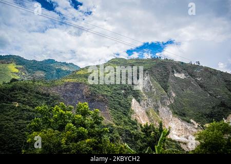 Paesaggio di montagne con foresta tropicale verde e strada al centro, alba nella giungla, con nuvole Foto Stock