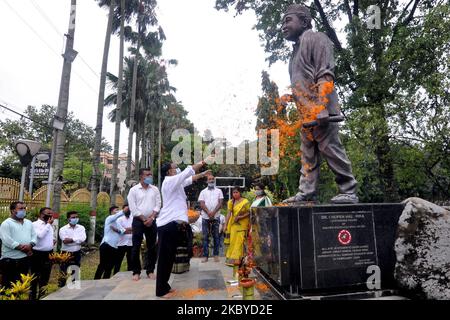 I membri di All Assam Students Union (AASU) rendono omaggio floreale al maestro musicale Bhupen Hazarika nel suo 94th° anniversario di nascita, a Guwahati, in India, martedì 8 settembre 2020. (Foto di Anuwar Hazarika/NurPhoto) Foto Stock