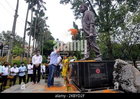 I membri di All Assam Students Union (AASU) rendono omaggio floreale al maestro musicale Bhupen Hazarika nel suo 94th° anniversario di nascita, a Guwahati, in India, martedì 8 settembre 2020. (Foto di Anuwar Hazarika/NurPhoto) Foto Stock