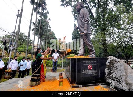 I membri di All Assam Students Union (AASU) rendono omaggio floreale al maestro musicale Bhupen Hazarika nel suo 94th° anniversario di nascita, a Guwahati, in India, martedì 8 settembre 2020. (Foto di Anuwar Hazarika/NurPhoto) Foto Stock