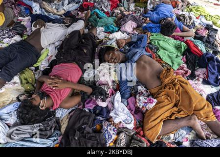 I rifugiati di Rohingya riposano sotto una tenda in un rifugio temporaneo a Lhokseumawe, Aceh, Indonesia il 8 settembre 2020. Quasi 300 persone Rohingya si sono arenate sulla spiaggia al largo di Lhokseumawe il primo lunedì mattina. (Foto di Zick Maulana/NurPhoto) Foto Stock