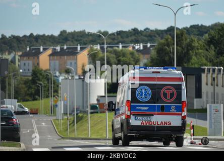 Un'ambulanza ha visto consegnare un paziente all'ospedale universitario di Cracovia, uno dei molti ospedali in Polonia che sono stati trasformati in ospedali infettivi per i pazienti di coronavirus il 8 settembre 2020, a Cracovia, Polonia. (Foto di Artur Widak/NurPhoto) Foto Stock
