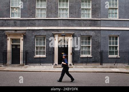 Un ufficiale di polizia passa davanti alla porta del numero 10 Downing Street a Londra, Inghilterra, il 8 settembre 2020. (Foto di David Cliff/NurPhoto) Foto Stock