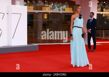 Olivia Gama cammina sul tappeto rosso davanti al film ''Notturno'' al 77th° Festival di Venezia il 08 settembre 2020 a Venezia. (Foto di Matteo Chinellato/NurPhoto) Foto Stock