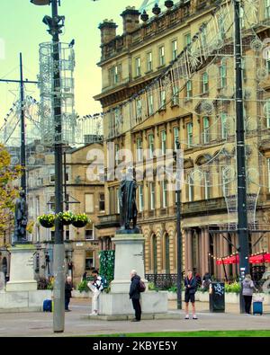 Glasgow, Scozia, Regno Unito 4th novembre 2022. I lavori iniziano sulle luci di Natale nel centro della città, George Square, mentre i lavoratori del consiglio se una piattaforma raggiunge le altezze della statua di sir Walter Scott . Credit Gerard Ferry/Alamy Live News Foto Stock