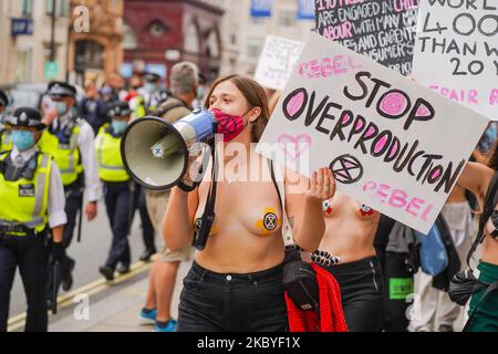 I membri della campagna ambientale della Rebellion di estinzione fase di gruppo una protesta all'interno di una vetrina per protestare contro l'industria della moda in H&M a Oxford Street nel centro di Londra 9 settembre 2020 (Foto di Giannis Alexopoulos/NurPhoto) Foto Stock