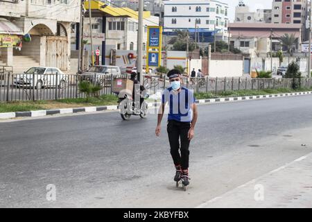 Un palestinese che indossa una maschera protettiva pratica le sue abilità pattinando in una zona aperta vicino alla spiaggia di gaza, dopo l'epidemia di coronavirus (COVID-19), a Gaza City, Palestina, il 09 settembre 2020. (Foto di Sameh Rahmi/NurPhoto) Foto Stock