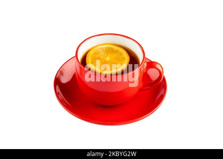 Tazza rossa di tè nero con limone e piattino. Oggetto isolato su sfondo bianco. Bevanda calda di stagione al mattino. Concetto di colazione, pausa. Inverno warmi Foto Stock