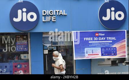 Una donna passa davanti a un negozio Jio a Kolkata, India, 10 settembre 2020. La più grande società di telecomunicazioni dell'India introdurrà 100 milioni di smartphone android a basso budget entro dicembre, secondo un rapporto dei media indiani. Reliance, la società di telecomunicazioni più apprezzata dell'India, nel mese di luglio ha dichiarato che Google di Alphabet Inc investirà 4,5 miliardi di dollari nella sua unità digitale. (Foto di Indranil Aditya/NurPhoto) Foto Stock