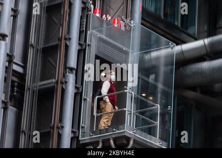 Un uomo d'affari che indossa la maschera facciale all'interno dell'ascensore dell'edificio della banca Lloyds nella City of London (Gran Bretagna), 10 settembre 2020. I lavoratori britannici si stanno dimostrando riluttanti a tornare nei loro uffici (Foto di Maciek Musialek/NurPhoto) Foto Stock