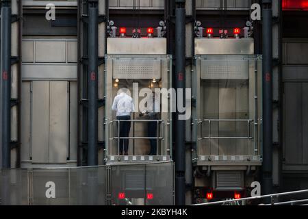 Un uomo d'affari che indossa la maschera facciale all'interno dell'ascensore dell'edificio della banca Lloyds nella City of London (Gran Bretagna), 10 settembre 2020. I lavoratori britannici si stanno dimostrando riluttanti a tornare nei loro uffici (Foto di Maciek Musialek/NurPhoto) Foto Stock