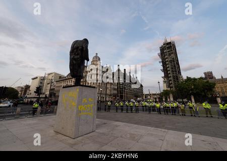 La statua di Sir Winston Churchill in Parliament Square è vista vandalizzata con graffiti gialli che dicono 'è un razzista' mentre la protesta della ribellione di estinzione si svolge il 10 settembre 2020 a Londra, Inghilterra. (Foto di Wiktor Szymanowicz/NurPhoto) Foto Stock