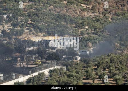 Una vista del campo profughi di Moria distrutto, il 10 settembre 2020. Un incendio distrusse il più grande campo profughi di Moria della Grecia sull'isola di Lesbos. (Foto di Nicolas Economou/NurPhoto) Foto Stock