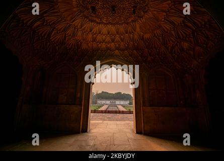 Vista dall'arco della Tomba di Safdarjang dal cortile, nuova Delhi, India Foto Stock
