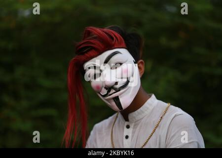 Un ragazzo che indossa la maschera facciale si posa per una fotografia mentre fa video TikTok in un parco a Dhaka, Bangladesh il 11 settembre 2020. TikTok-un servizio cinese di video-sharing social networking, è più popolare per gli adolescenti del Bangladesh per la realizzazione di video divertenti e la sua popolarità in aumento enormemente giorno per giorno. (Foto di Rehman Asad/NurPhoto) Foto Stock