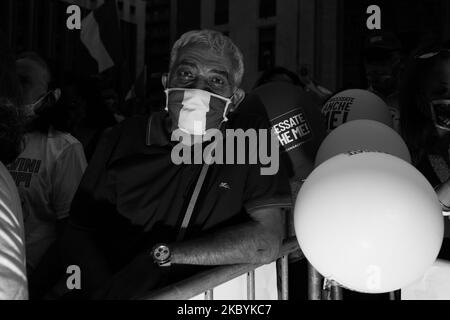 (NOTA DELL'EDITORE: L'immagine è stata convertita in bianco e nero) i sostenitori che indossano una maschera protettiva contro la diffusione del coronavirus COVID-19 partecipano ad un discorso del leader del partito italiano della Lega di estrema destra, Matteo Salvini, in gara per le prossime elezioni regionali a Napoli, Italia meridionale, il 11 settembre 2020. Foto di Paolo Manzo/NurPhoto) Foto Stock