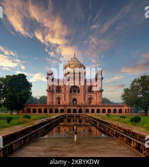 Vista ultra ampia della Tomba di Safdarjang dal cortile, nuova Delhi, India Foto Stock